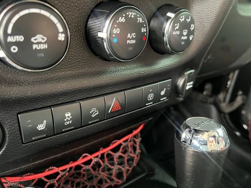 Used 2018 Jeep Wrangler Unlimited Rubicon AWD/4WD image 40