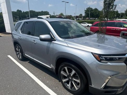 Used 2023 Honda Pilot Touring image 1