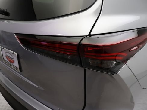 Certified 2024 Toyota Highlander LE image 9