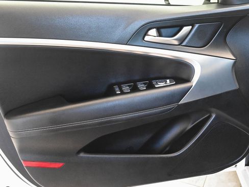 Used 2023 Genesis G70 2.0T image 8