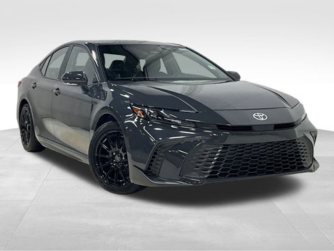 Used 2025 Toyota Camry SE image 1