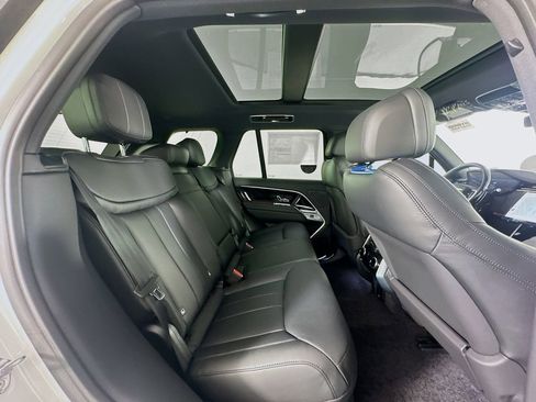 Used 2025 Land Rover Range Rover SE image 28