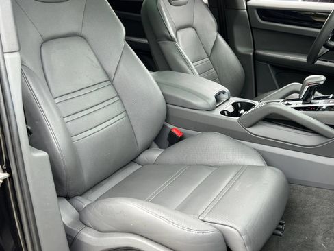 Certified 2023 Porsche Cayenne AWD/4WD image 17