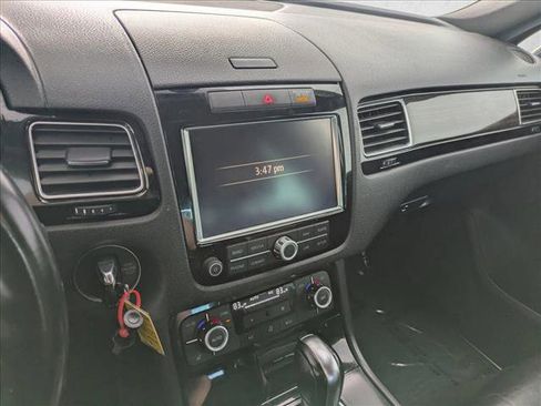 Used 2014 Volkswagen Touareg TDI image 12