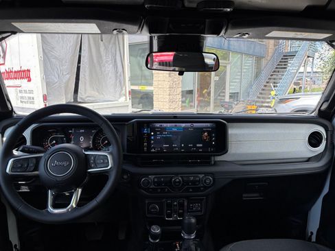 Used 2025 Jeep Wrangler Unlimited Sahara AWD/4WD image 33