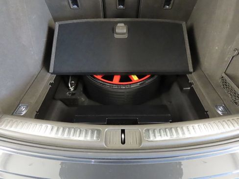 Certified 2025 Porsche Macan AWD/4WD image 48