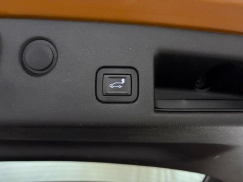 Used 2018 Chevrolet Equinox LT w/ Sun & Infotainment Package FWD image 11