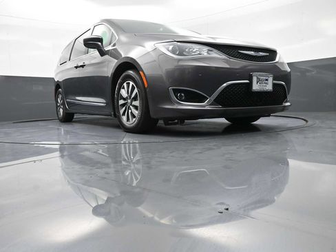 Used 2020 Chrysler Pacifica Touring-L Plus FWD image 31