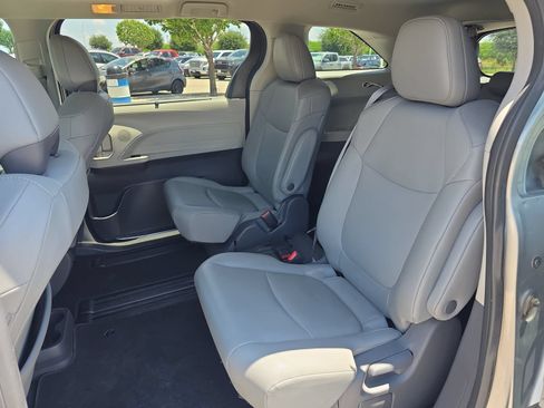 Used 2021 Toyota Sienna XLE FWD image 11