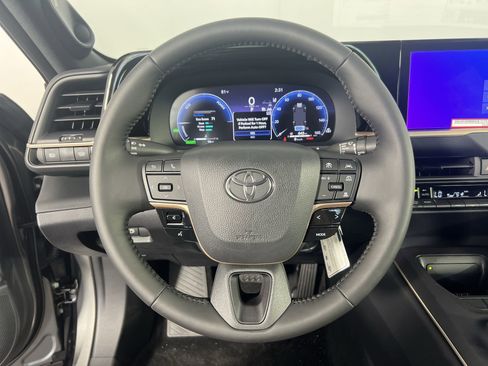 Used 2023 Toyota Crown Limited image 17