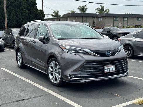 Used 2023 Toyota Sienna Platinum FWD image 1