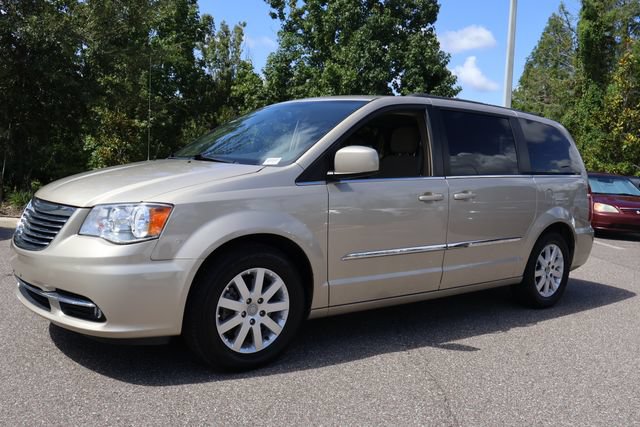 Used 2015 Chrysler Town & Country Touring FWD image 4