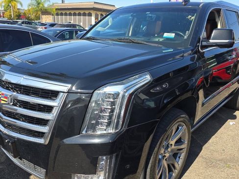 Used 2018 Cadillac Escalade Premium Luxury image 3