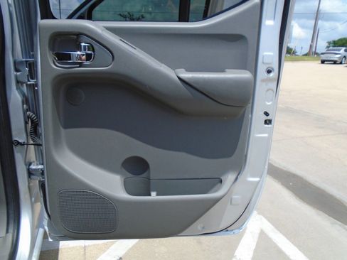 Used 2014 Nissan Frontier SL RWD image 30