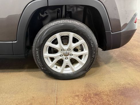 Used 2014 Jeep Cherokee Latitude FWD image 86
