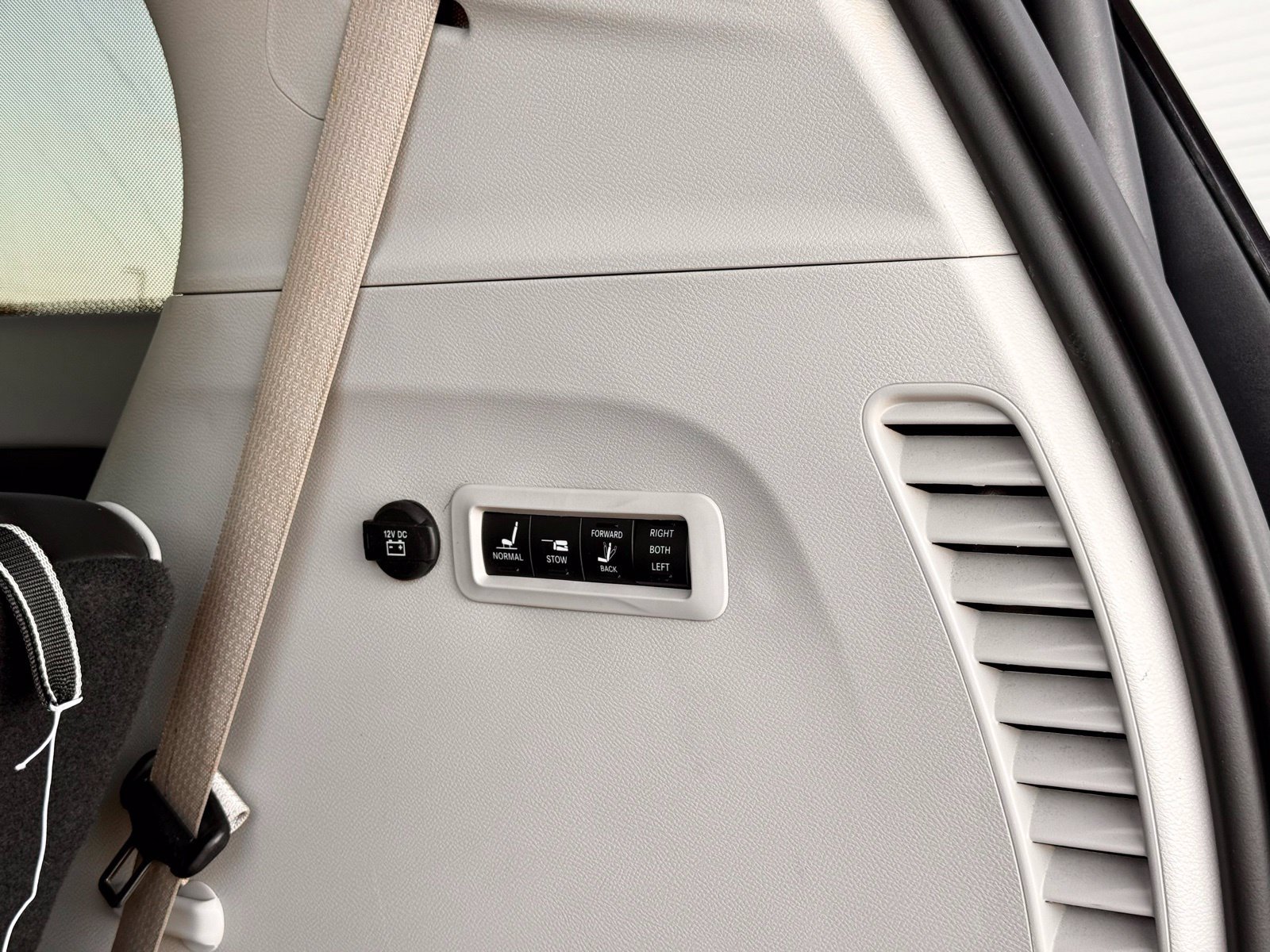 Used 2022 Chrysler Pacifica Limited FWD image 56