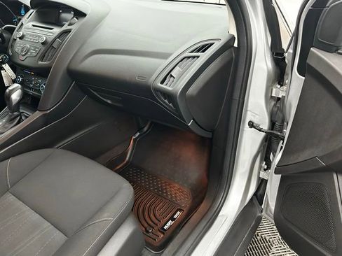 Used 2016 Ford Focus SE w/ SE Power Seat Package image 27