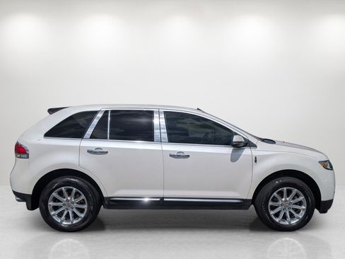 Used 2013 Lincoln MKX FWD image 4