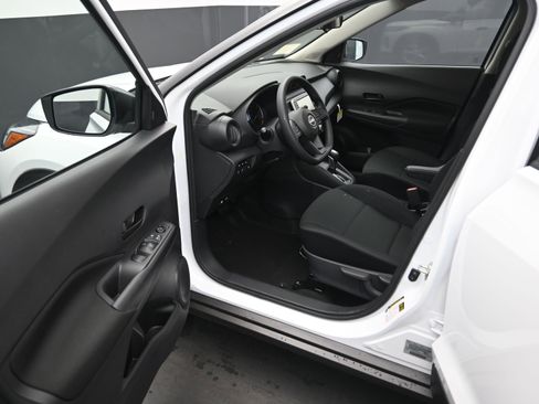 Certified 2025 Nissan Kicks Play S image 10