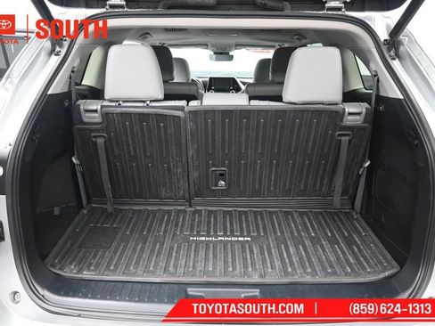 Used 2022 Toyota Highlander XLE AWD/4WD image 32