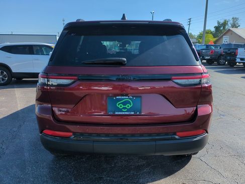 Used 2024 Jeep Grand Cherokee Altitude AWD/4WD image 5