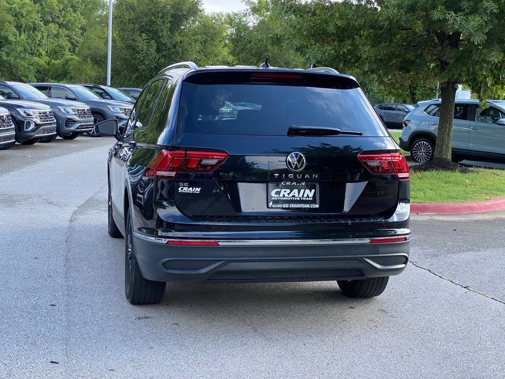 Used 2024 Volkswagen Tiguan SE w/ Panoramic Sunroof Package FWD image 5