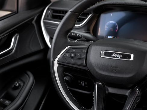 Used 2022 Jeep Grand Cherokee Laredo w/ Luxury Tech Group I image 27