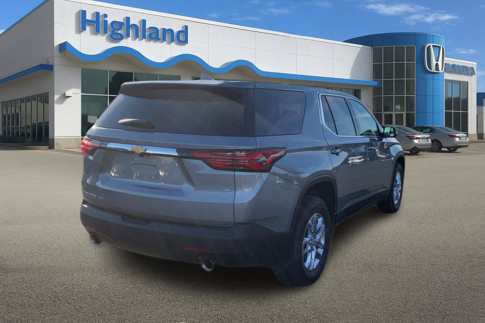 Used 2023 Chevrolet Traverse LS w/ Safety Package AWD/4WD image 5