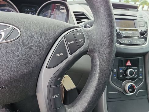 Used 2016 Hyundai Elantra SE FWD image 18