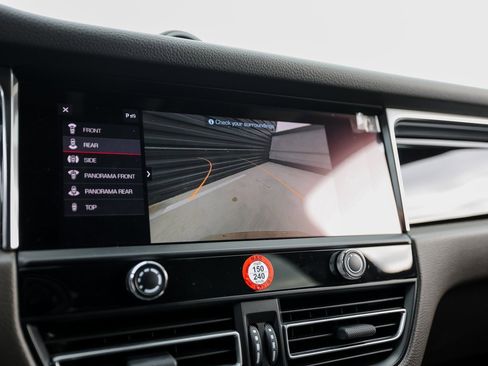 Certified 2025 Porsche Macan image 19