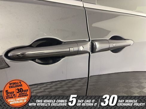 Used 2023 Chrysler Pacifica Touring-L image 14