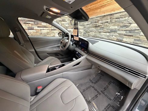 Used 2023 Hyundai Elantra SEL w/ Convenience Package image 13