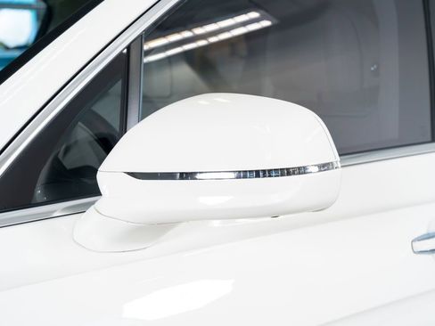 Used 2021 Bentley Bentayga Plug-In Hybrid image 22