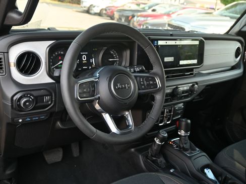 Used 2025 Jeep Wrangler Sahara image 3