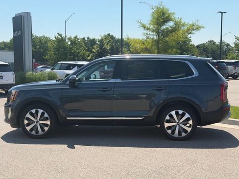 Used 2022 Kia Telluride EX w/ EX Premium Package FWD image 3