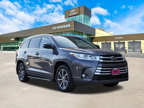 Used 2018 Toyota Highlander XLE AWD/4WD image 3