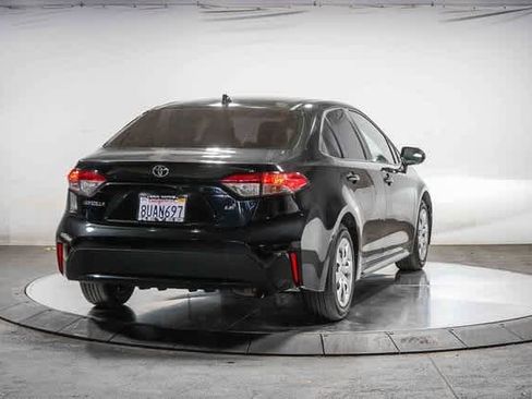Used 2021 Toyota Corolla LE image 4
