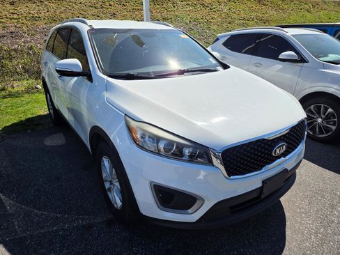 Used 2017 Kia Sorento LX image 3