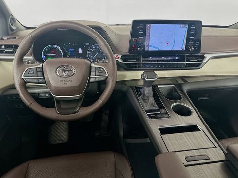 Certified 2024 Toyota Sienna Platinum image 23