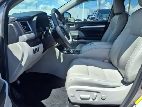 Used 2017 Toyota Highlander XLE AWD/4WD image 11