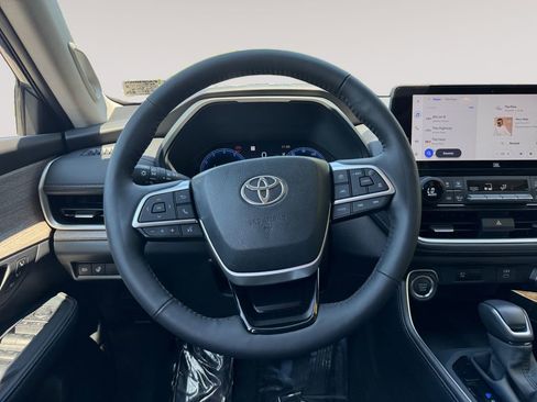 Used 2025 Toyota Grand Highlander AWD image 12