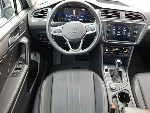 Used 2024 Volkswagen Tiguan SE image 12
