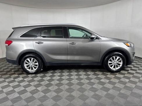 Used 2017 Kia Sorento FWD w/ LX Convenience Package image 2