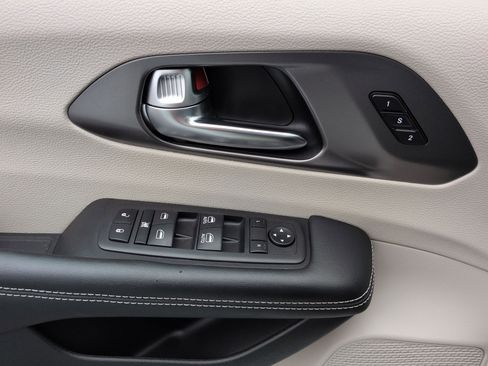 Used 2023 Chrysler Pacifica Touring-L image 22