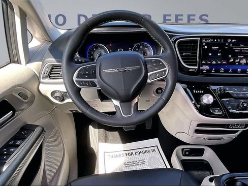 Used 2023 Chrysler Pacifica Touring-L FWD image 8