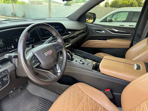 Used 2023 Cadillac Escalade Premium Luxury w/ Performance Package AWD/4WD image 15