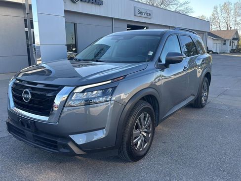 Used 2025 Nissan Pathfinder SV image 2