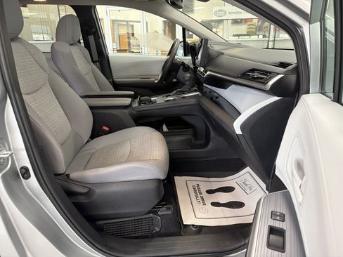 Used 2025 Toyota Sienna LE AWD/4WD image 40