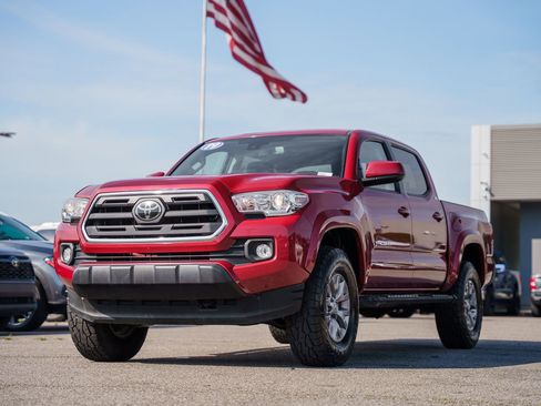 Used 2019 Toyota Tacoma SR5 RWD image 3