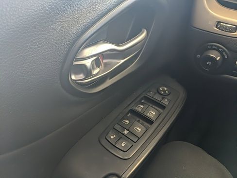 Used 2016 Jeep Cherokee Limited image 25